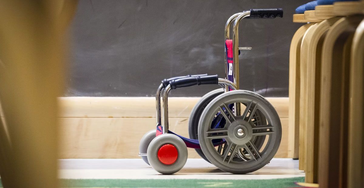 Sedia a rotelle dentro una classe scolastica