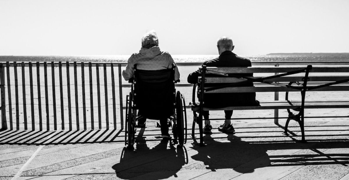 Anziani disabili che guardano il mare